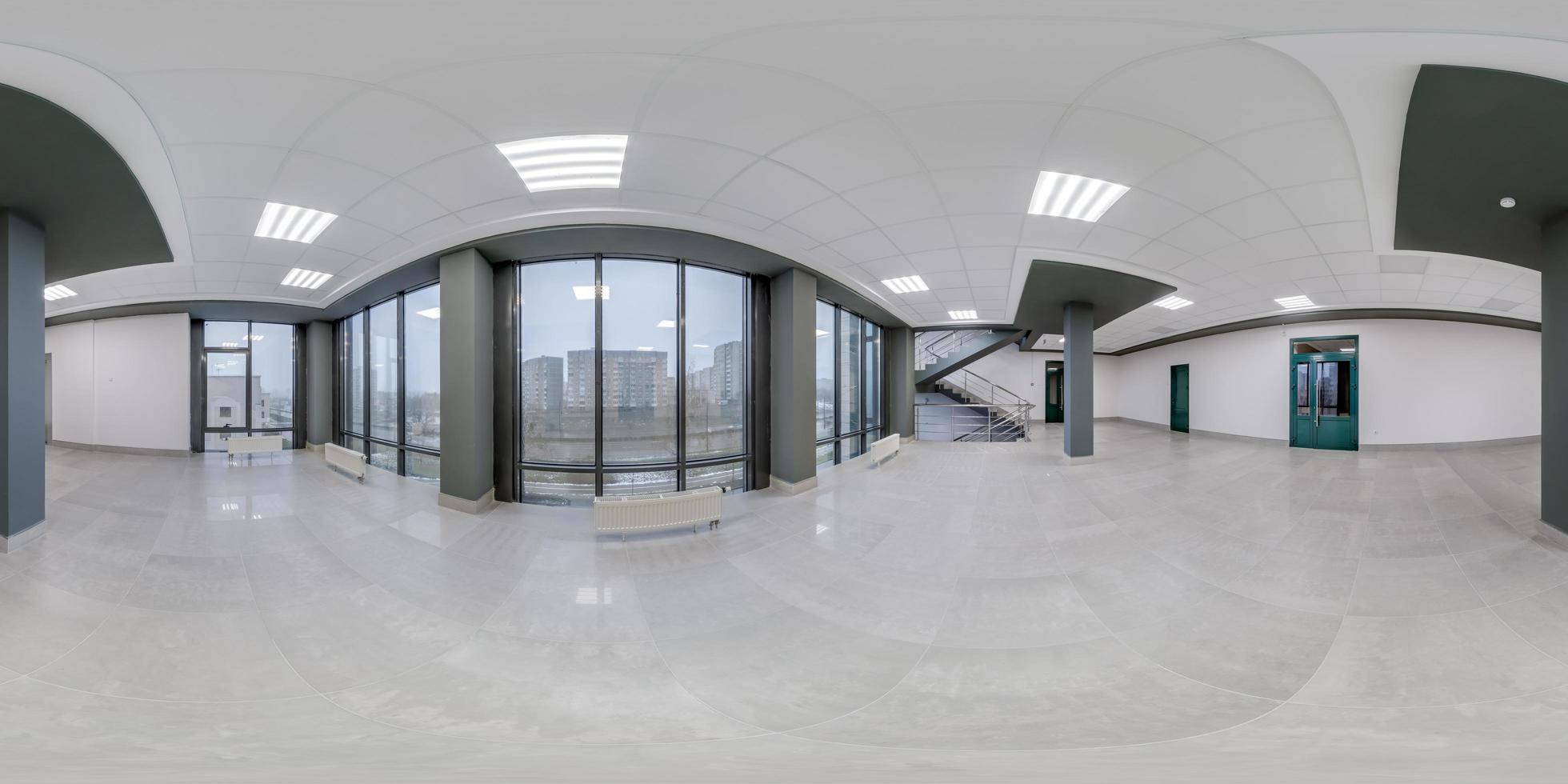 pieno senza soluzione di continuità sferico hdri 360 panorama Visualizza nel vuoto moderno sala con colonne, porte e panoramico finestre nel equirettangolare proiezione, pronto per ar vr soddisfare foto