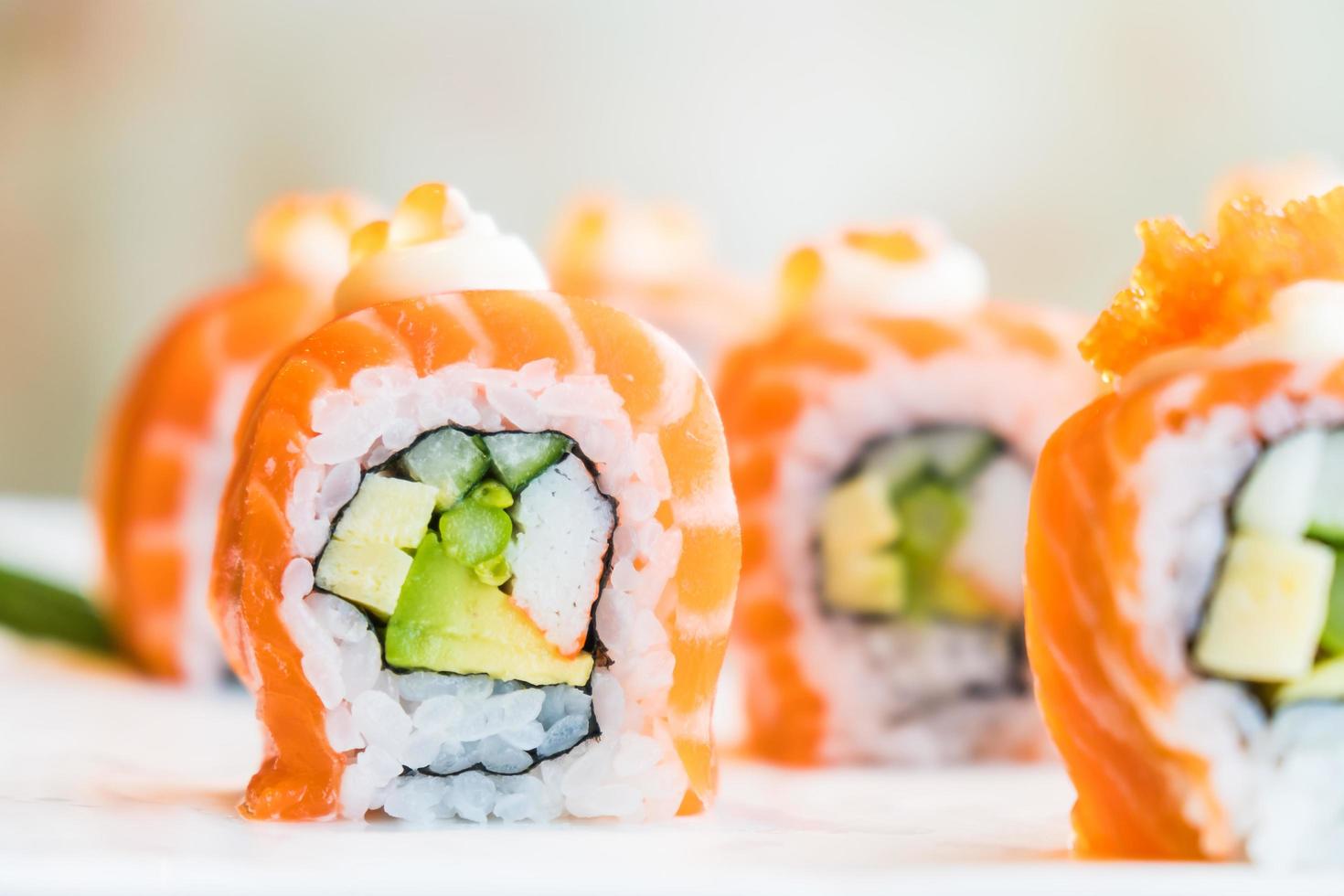 rotolo di salmone sushi foto