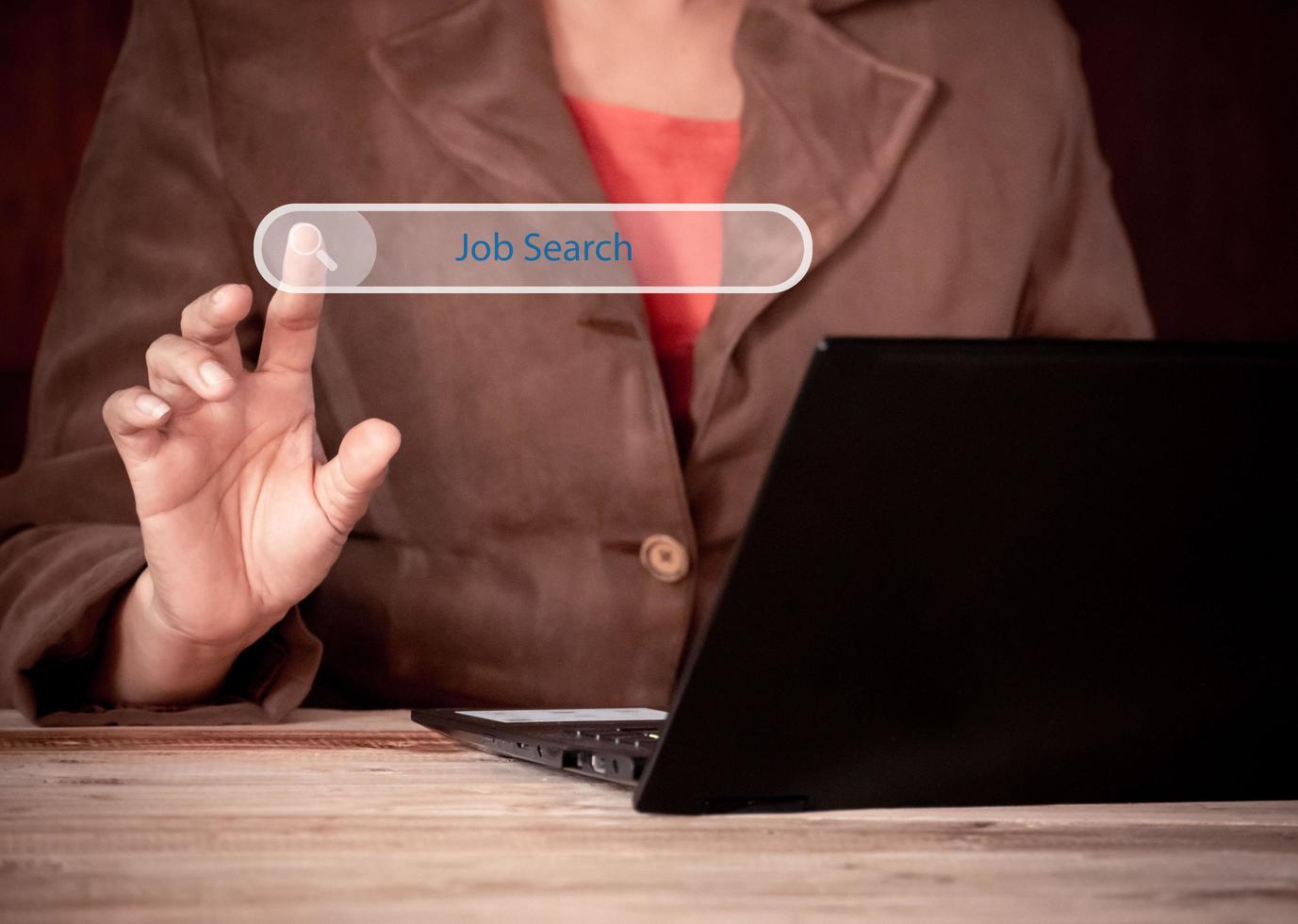 donna utilizzando un' il computer portatile con ricerca bar su il schermo. Internet ricerca concetto. lavoro ricerca, disoccupazione, reclutamento, dati ricerca tecnologia, ricerca motore ottimizzazione. foto