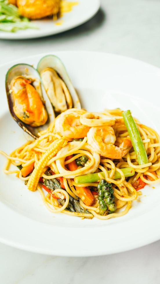 spaghetti e pasta piccante ai frutti di mare foto