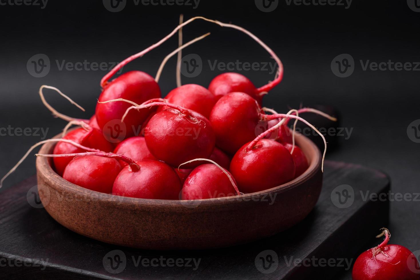 delizioso fresco crudo rosso ravanello per fabbricazione salutare insalata foto