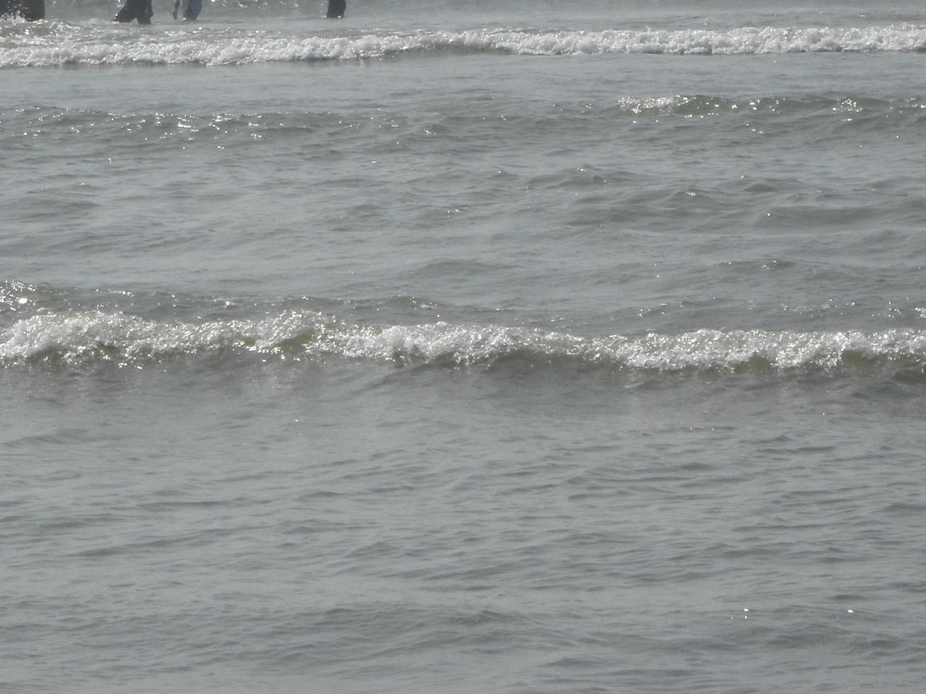 foto di naturale paesaggio Visualizza di bellissimo inverno spiaggia e mare su un' soleggiato giorno nel di cox bazar, bangladesh. viaggio e vacanza.