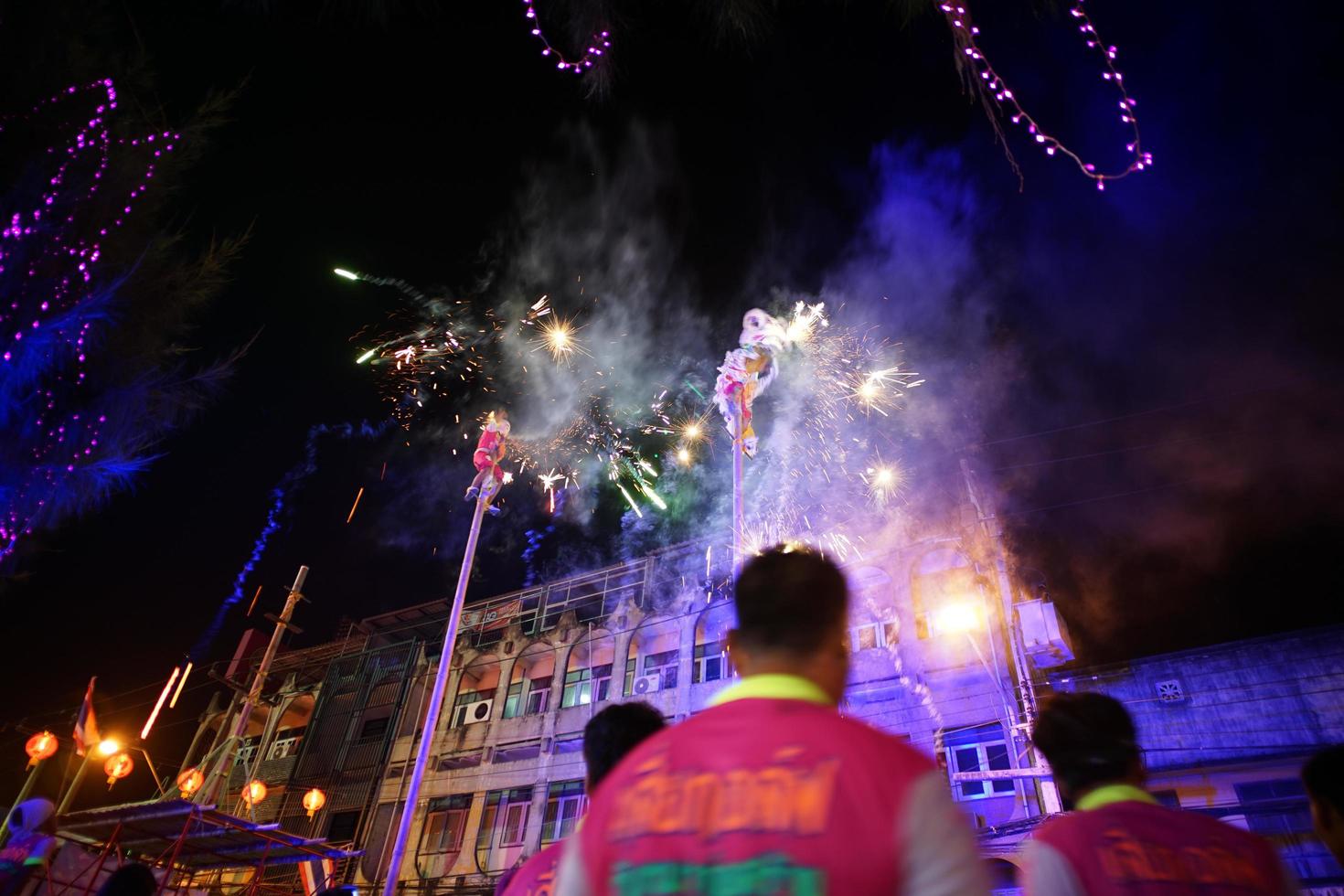 ratchaburi, thailandia 17 gennaio 2018 - celebrazione del capodanno cinese dalla tradizionale esibizione di leone con fuochi d'artificio sulla strada pubblica del centro. foto