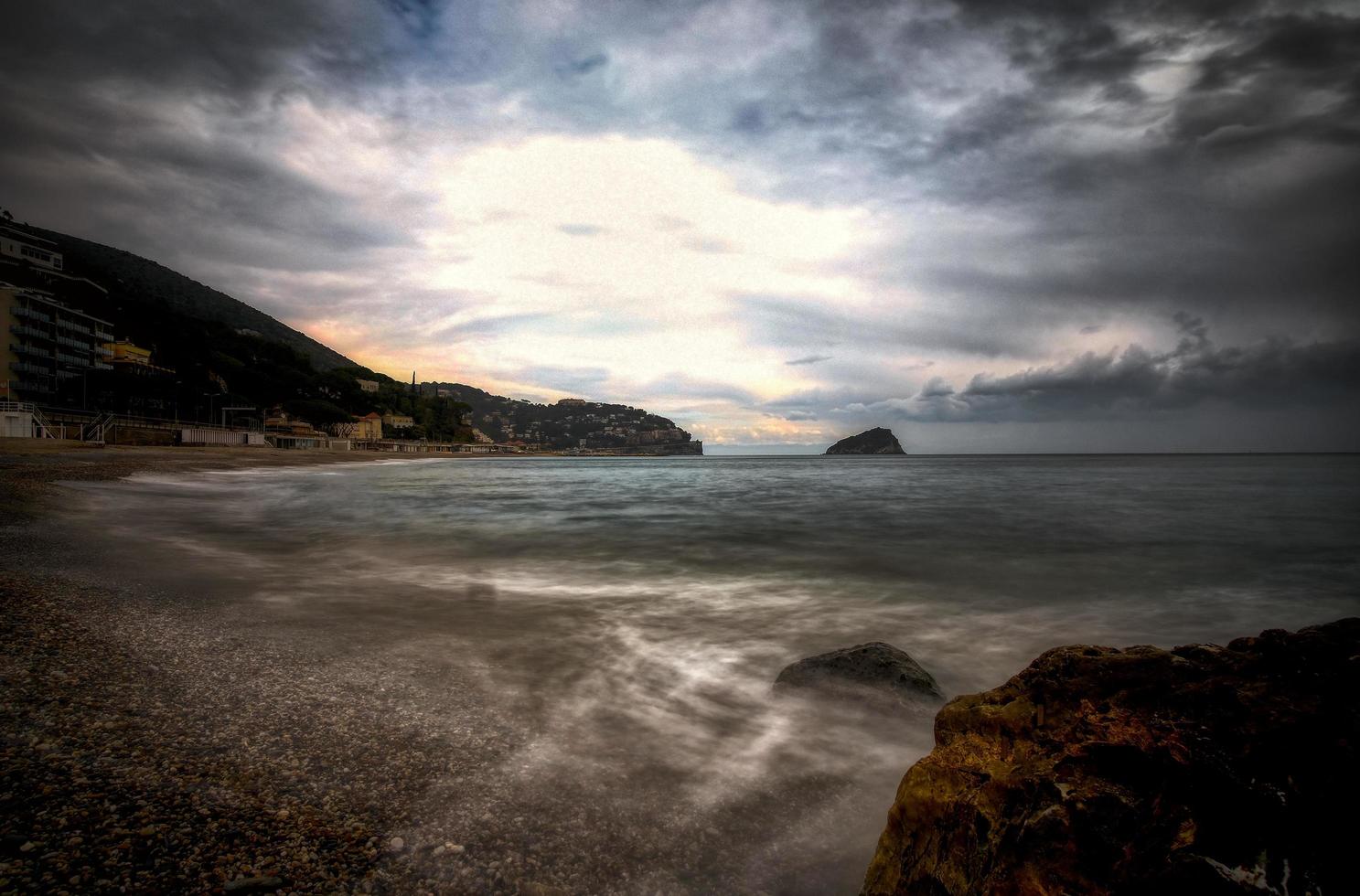 il mare nel inverno con il isola di bergeggi e il freddo colori di un' inverno giorno nel gennaio 2023 foto