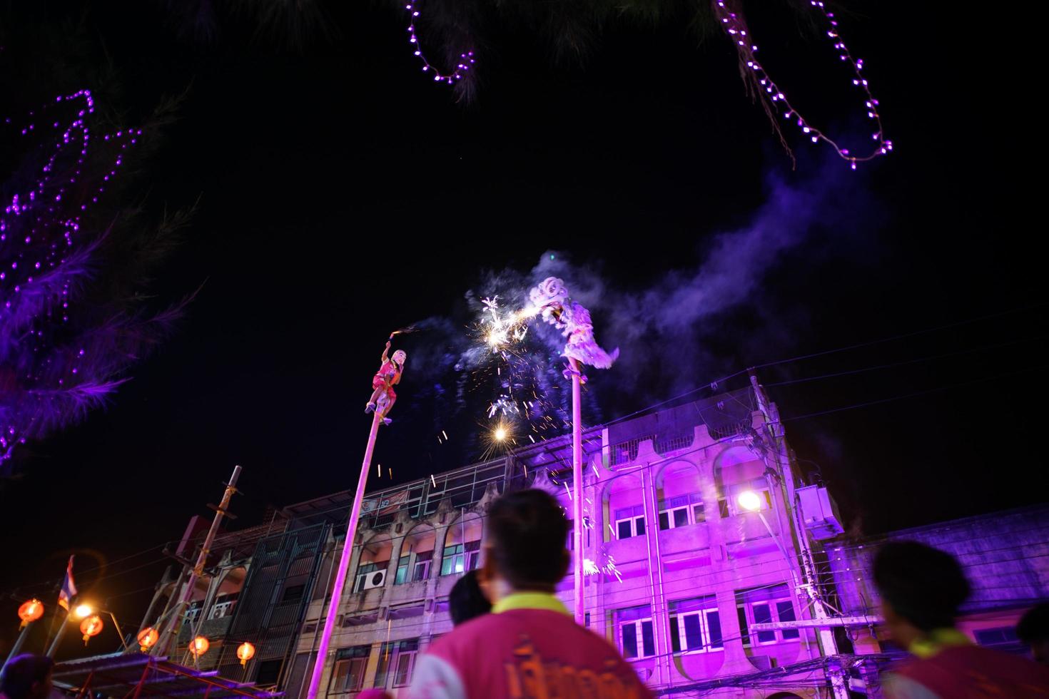 ratchaburi, thailandia 17 gennaio 2018 - celebrazione del capodanno cinese dalla tradizionale esibizione di leone con fuochi d'artificio sulla strada pubblica del centro. foto