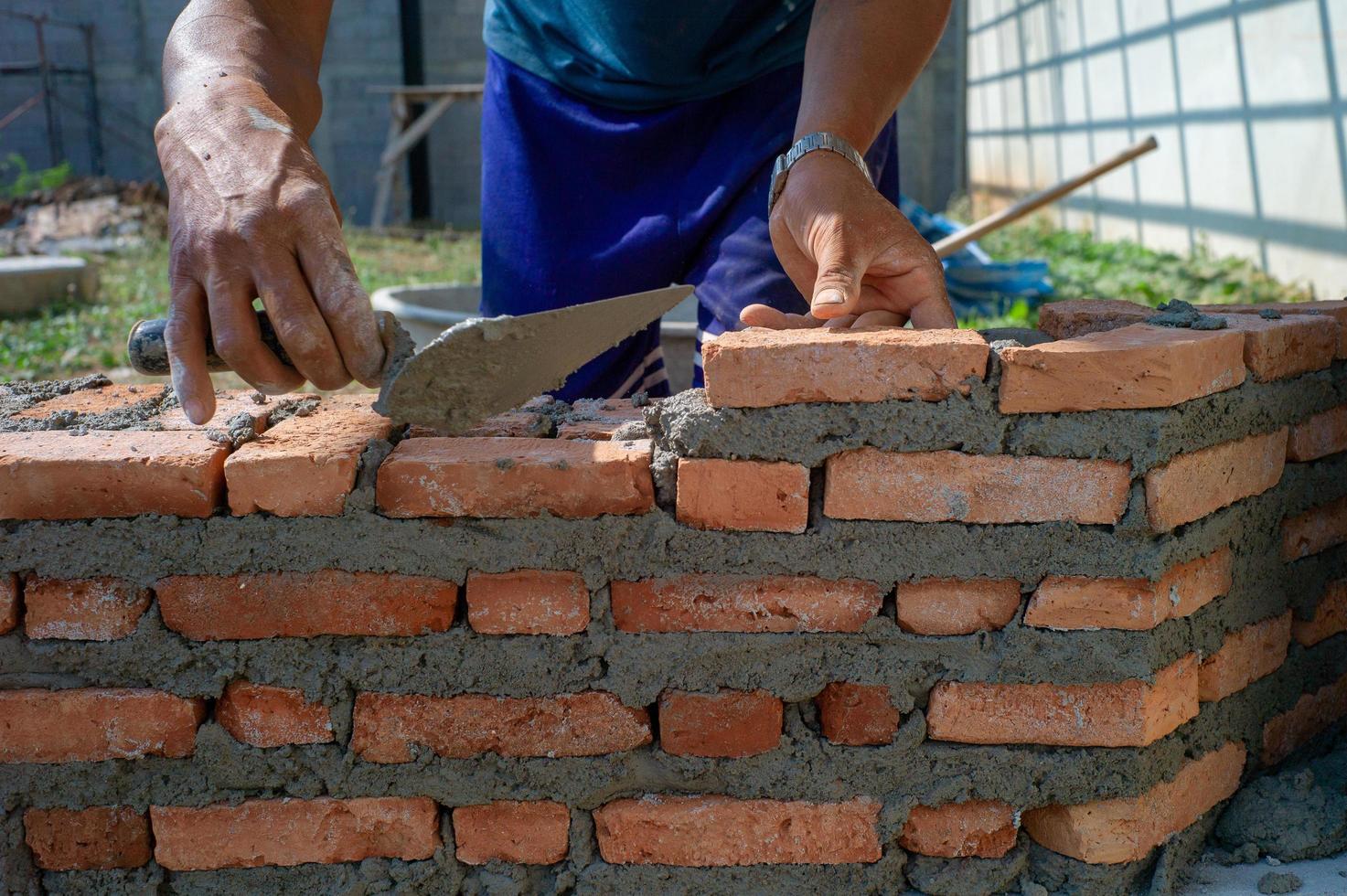 closeup trama e sfondo di muratori arancioni installati dal lavoratore in cantiere foto