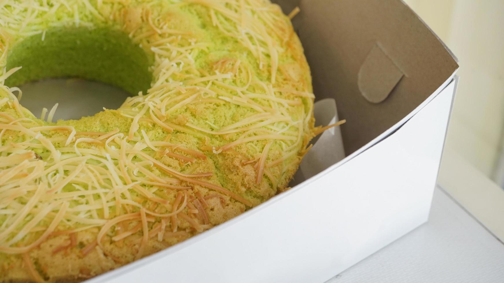 avvicinamento di pandan spugna torta con formaggio guarnizione nel un' negozio finestra foto