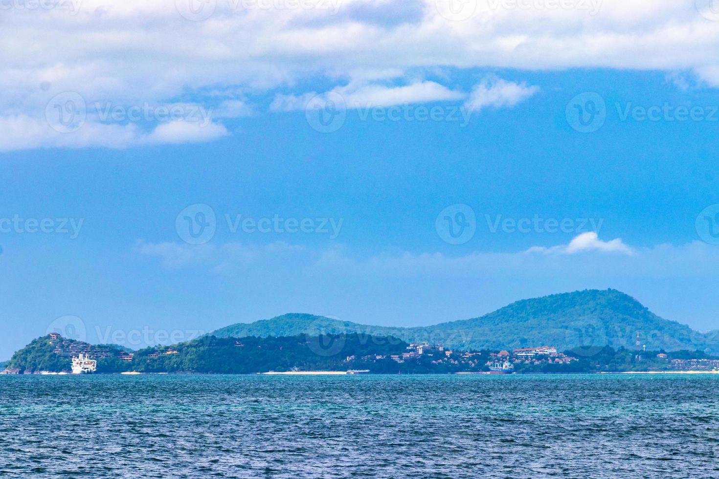 tropicale Paradiso turchese acqua spiaggia calcare rocce Phuket isola Tailandia. foto