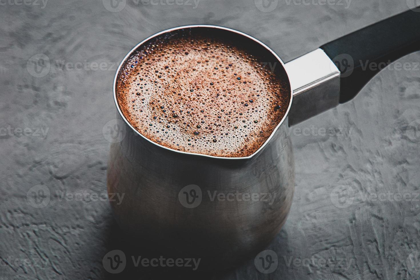 nero caffè fermentato nel cezve, avvicinamento foto