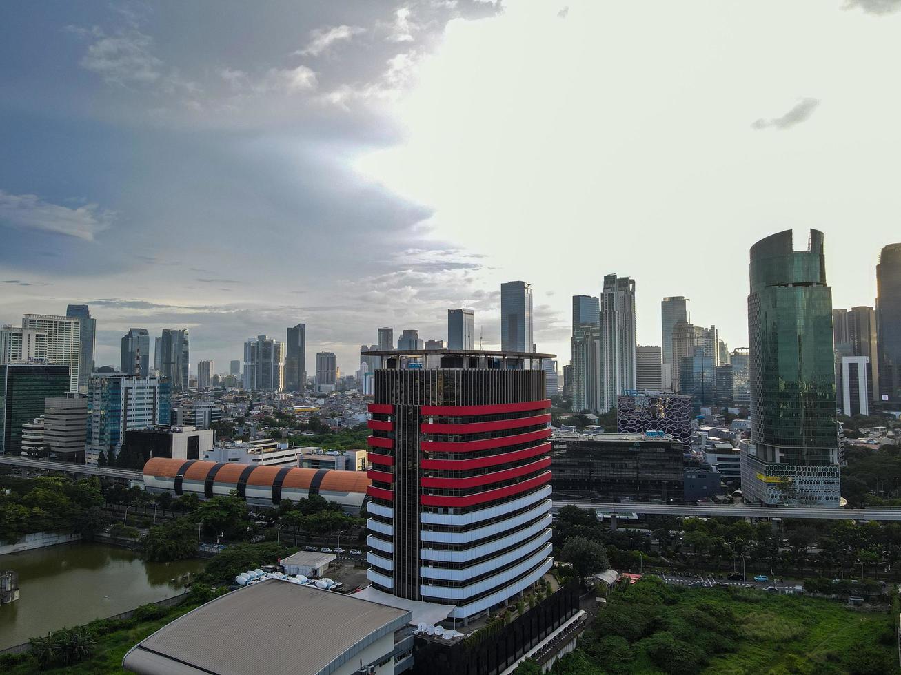 jakarta, indonesia 2021- veduta aerea dell'intersezione autostradale e degli edifici nella città di jakarta foto