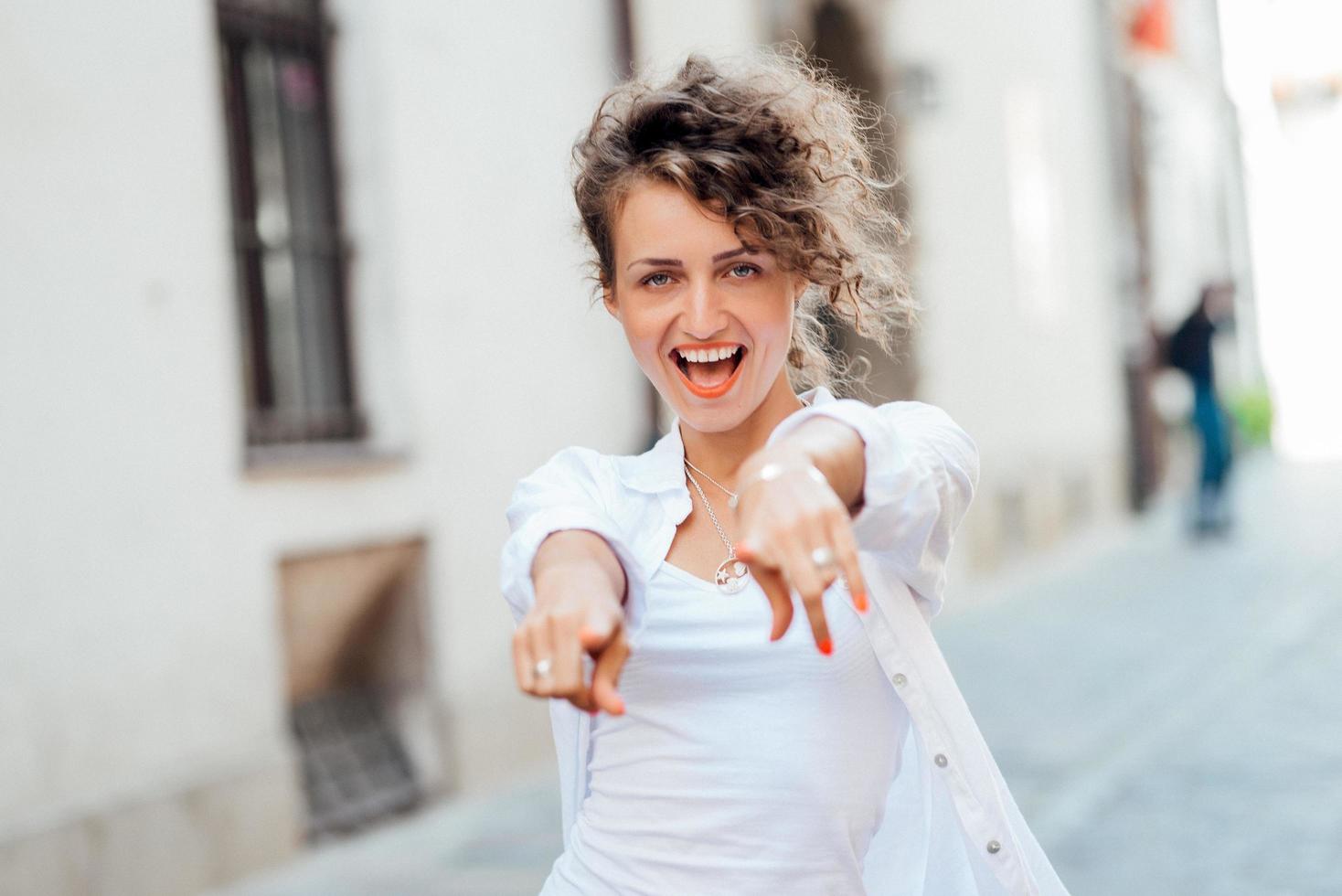 giovane ragazza che cammina per le vecchie strade d'Europa foto