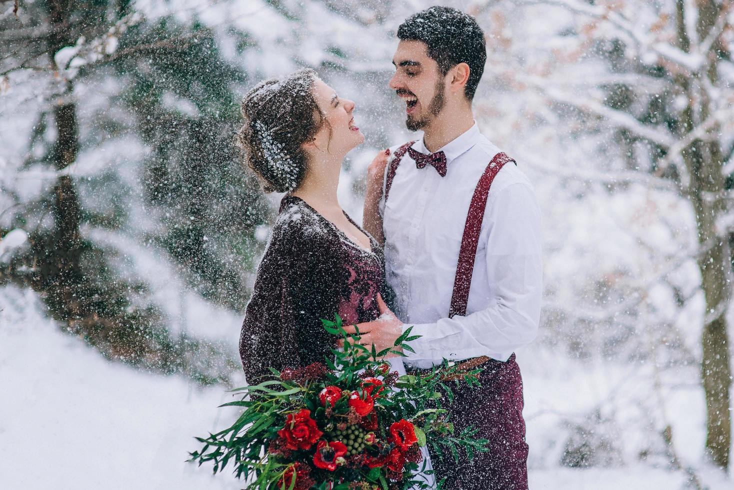 sposo in un marrone e sposa in Borgogna in montagna foto