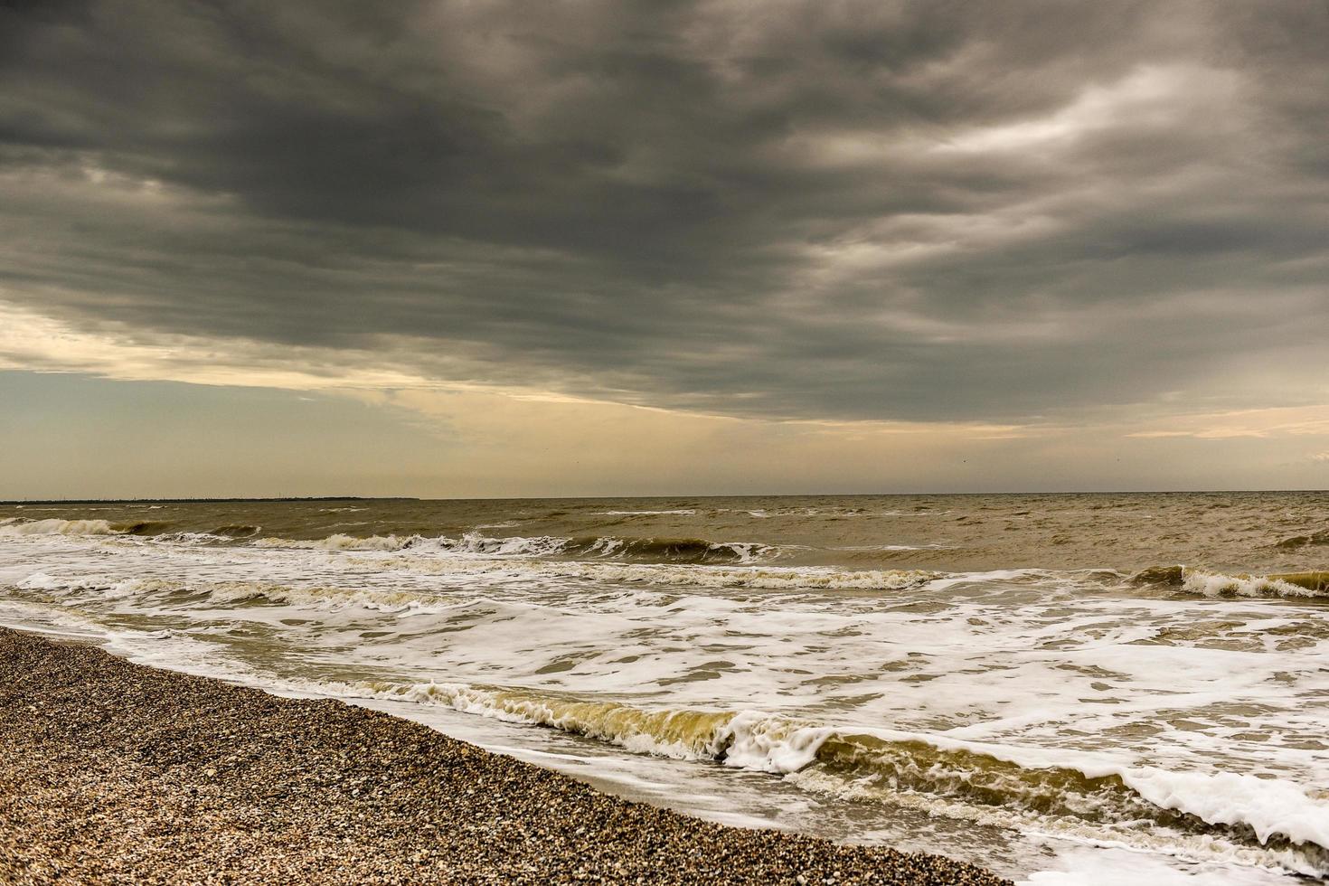 costa di conchiglie su uno sfondo di mare e cielo blu foto