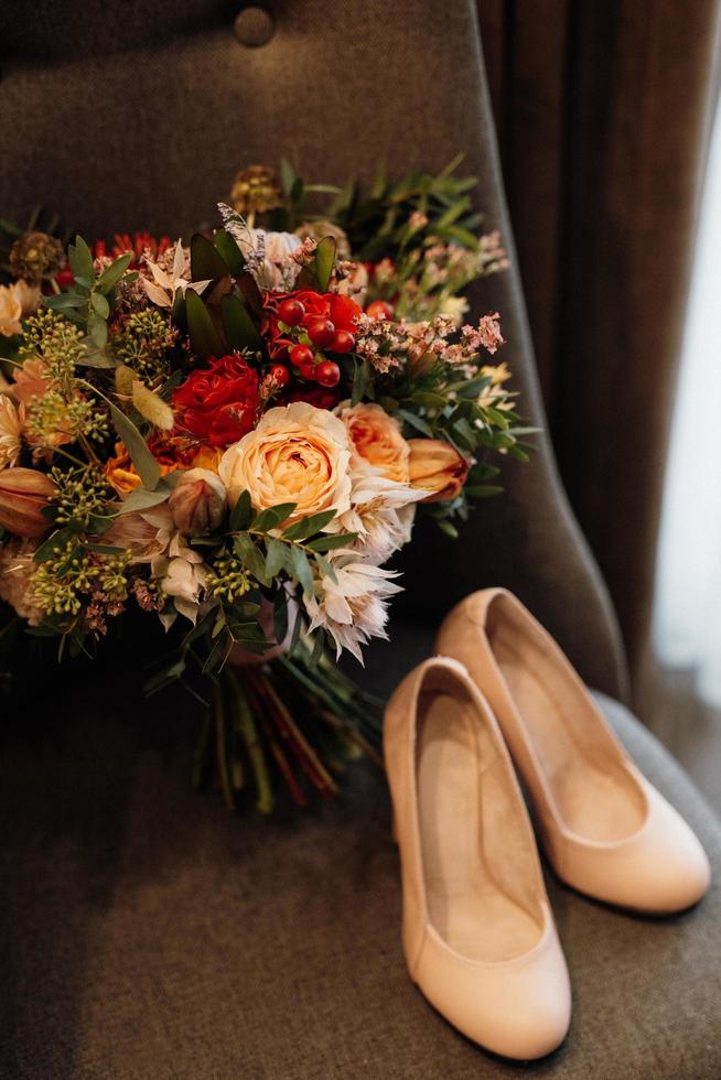 bouquet da sposa in tonalità autunnali rosse fiori secchi foto