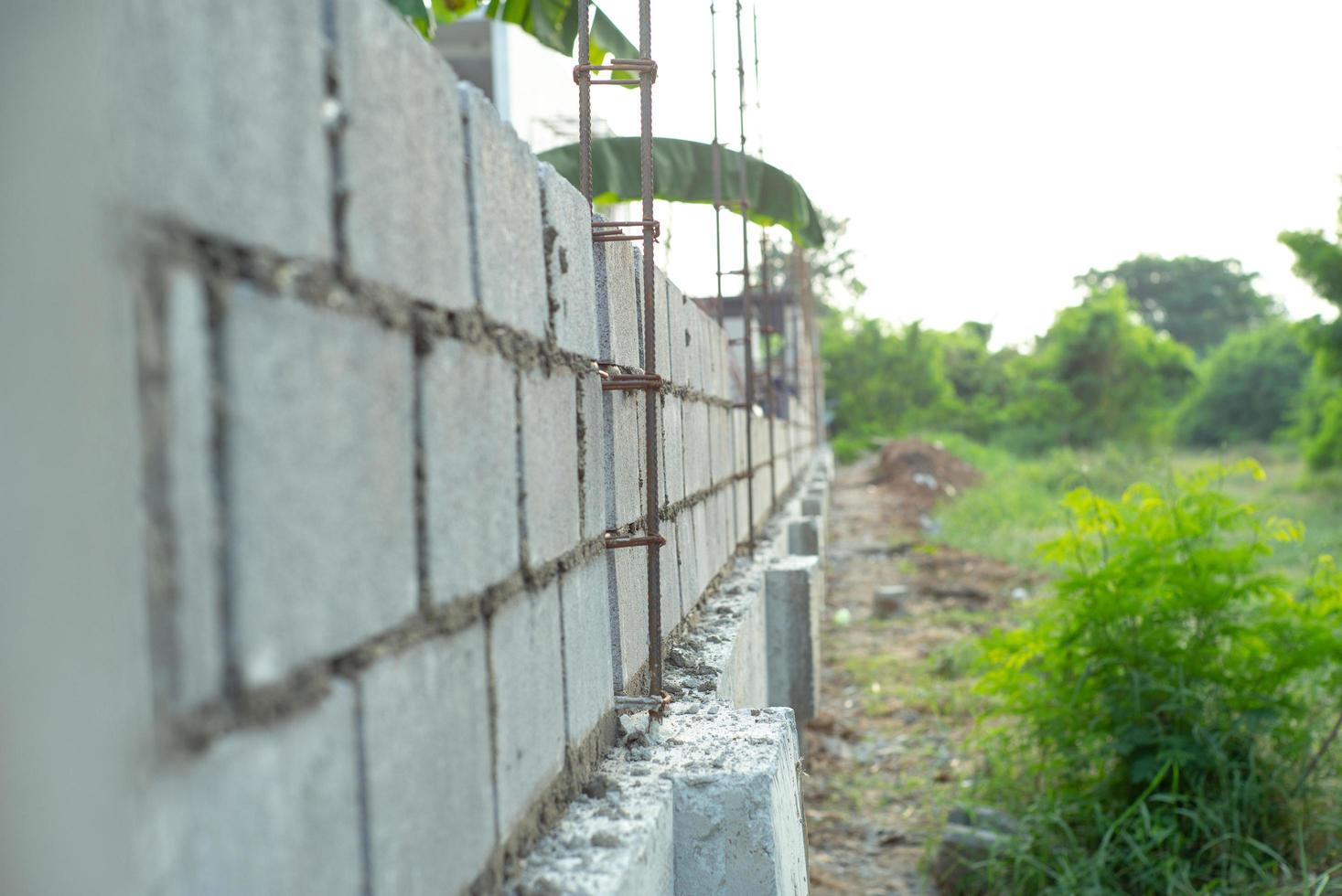 paesaggio del cantiere con muro di muratore in cemento foto