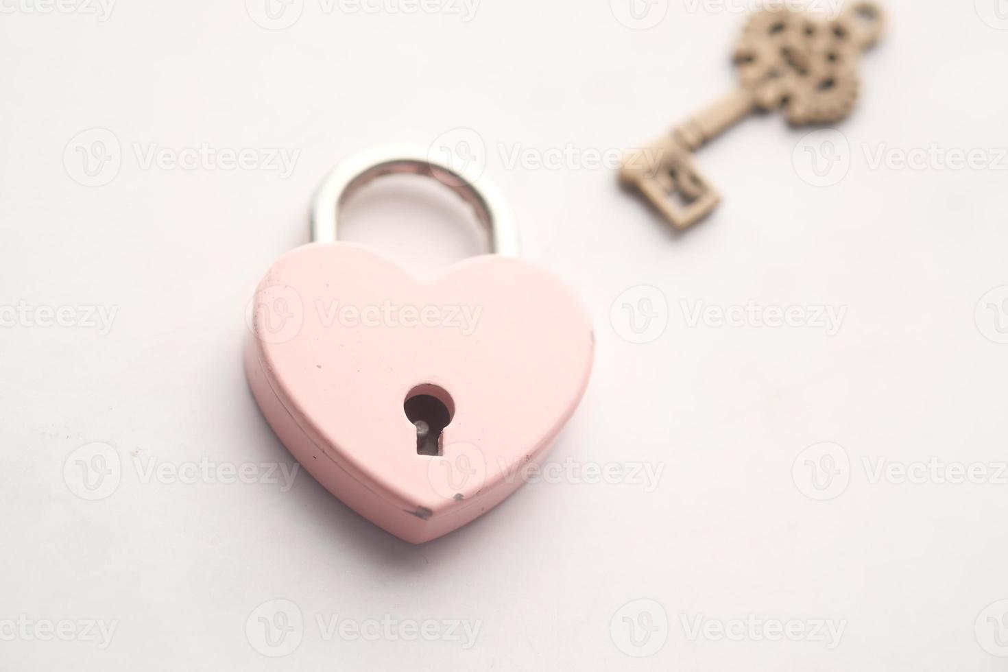 lucchetto a chiave a forma di cuore foto