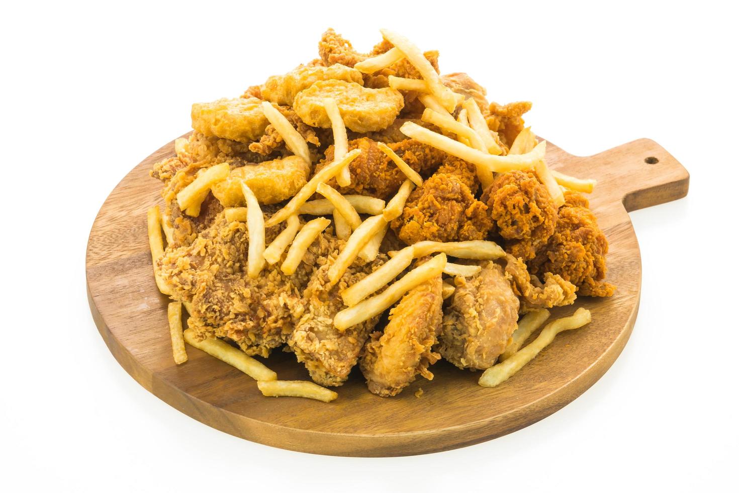 patatine fritte e pollo fritto sul piatto di legno foto