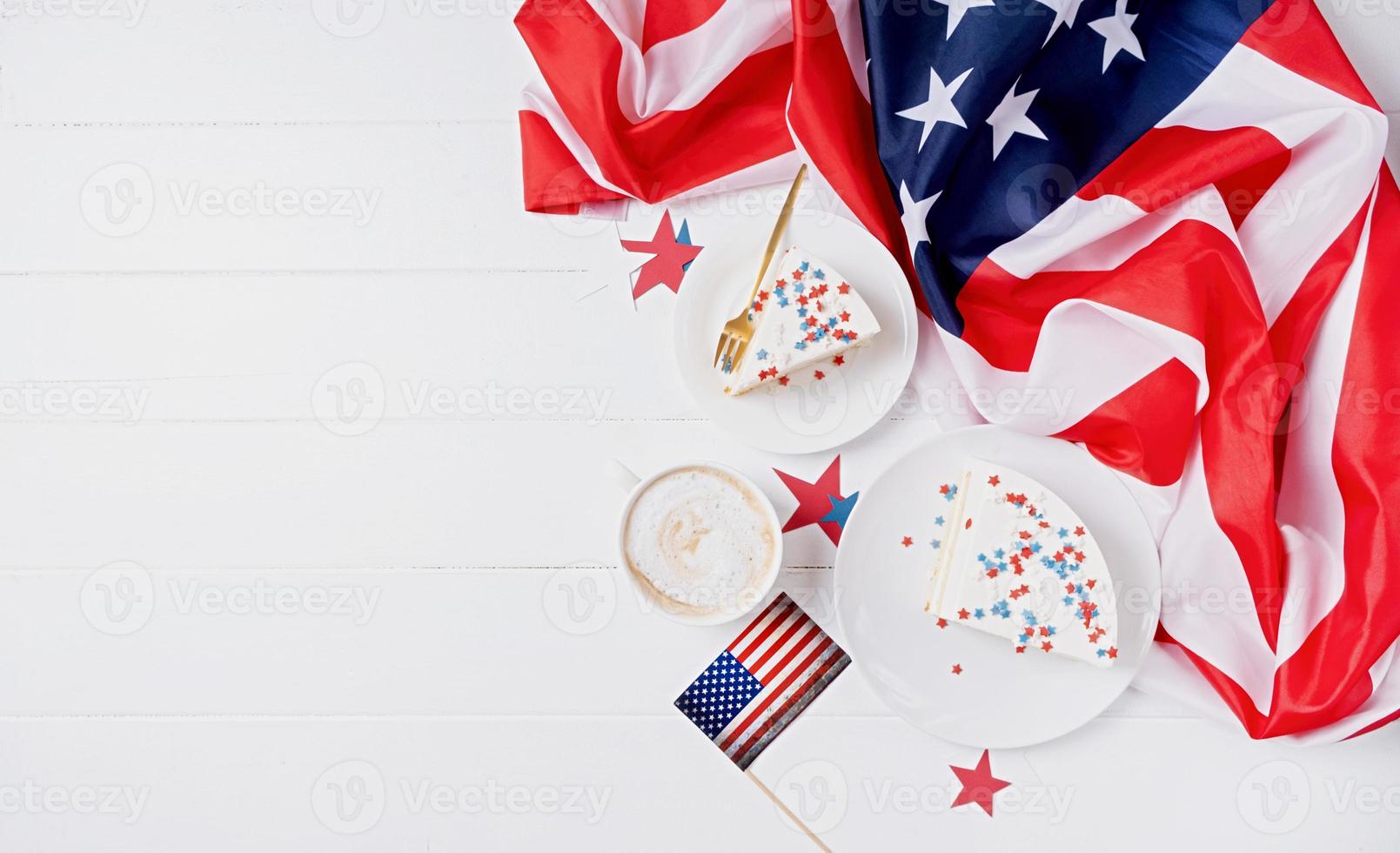 dolce torta con Stati Uniti d'America bandiera colorato spruzzatori e stelle , bandiera sfondo foto