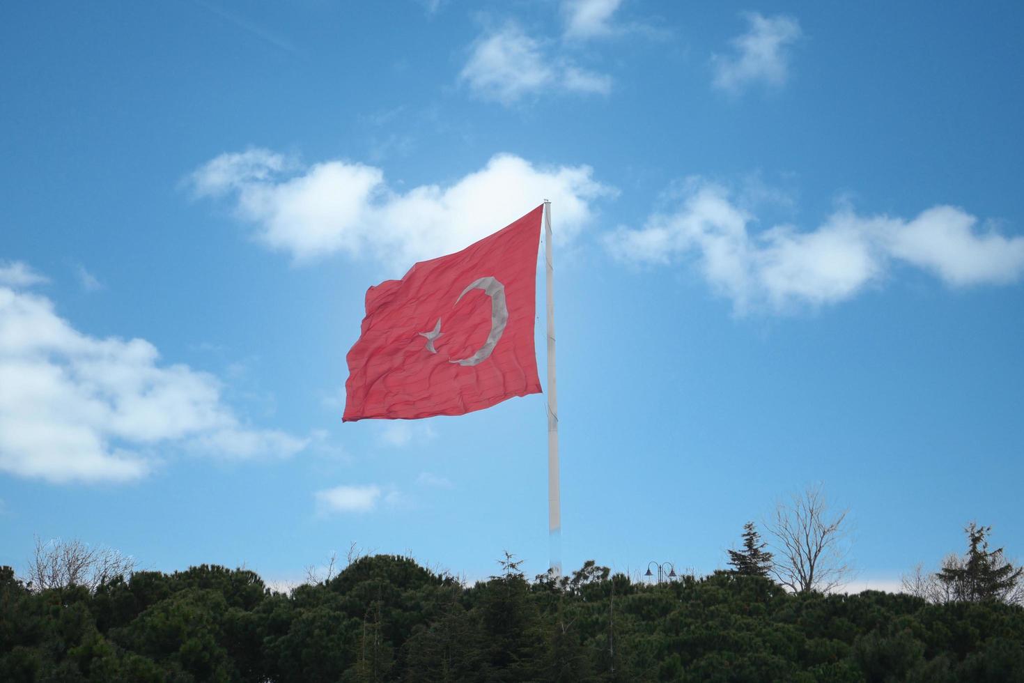 Basso angolo Visualizza di Turco bandiera contro cielo. foto
