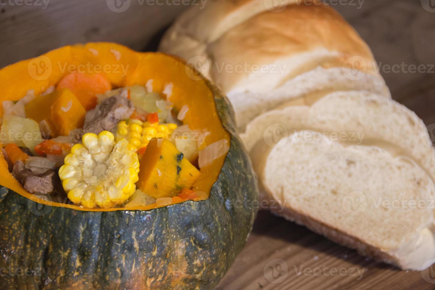 carbonada servito nel zucca tipico cibo di il argentino gastronomia, chile, Bolivia e Perù. foto