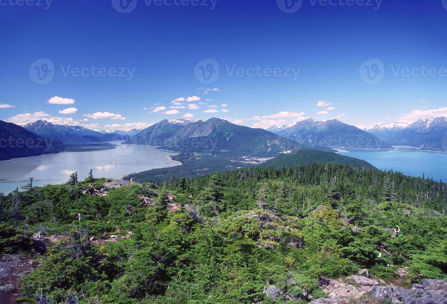 panoramico Visualizza in cima un' montagna su il alaska costa foto