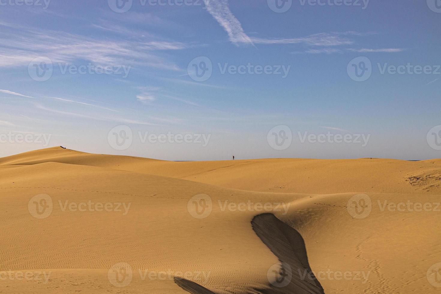 estate deserto paesaggio su un' caldo soleggiato giorno a partire dal maspalomas dune su il spagnolo isola di nonna canaria foto