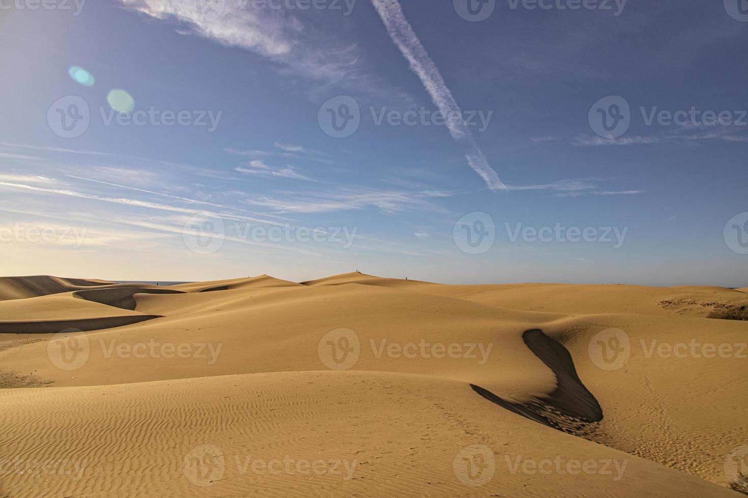 estate deserto paesaggio su un' caldo soleggiato giorno a partire dal maspalomas dune su il spagnolo isola di nonna canaria foto