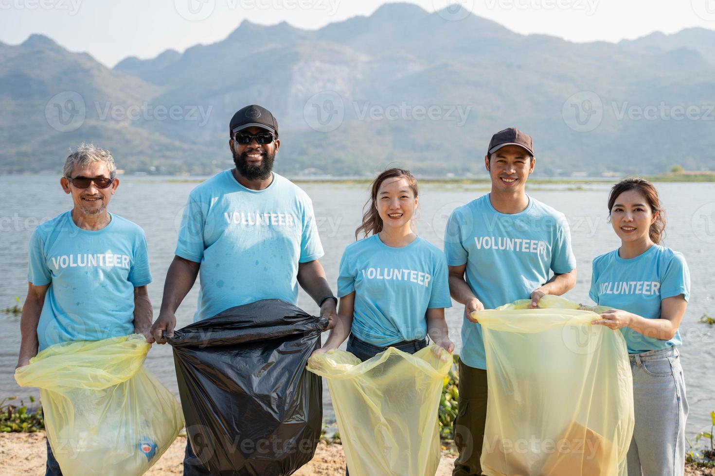 volontario gruppo di persone per beneficenza donazione su fiume spiaggia. ambientale e ecologico cura, terra giorno concetto foto