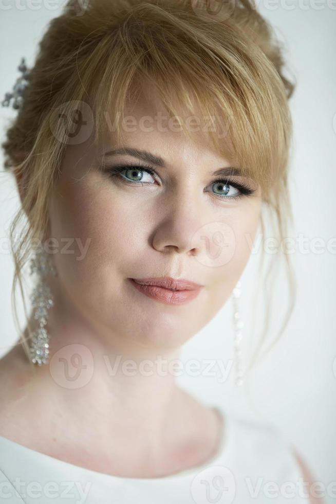 ritratto di un' biondo occhi azzurri ragazza. il viso di un' donna di europeo genere. foto