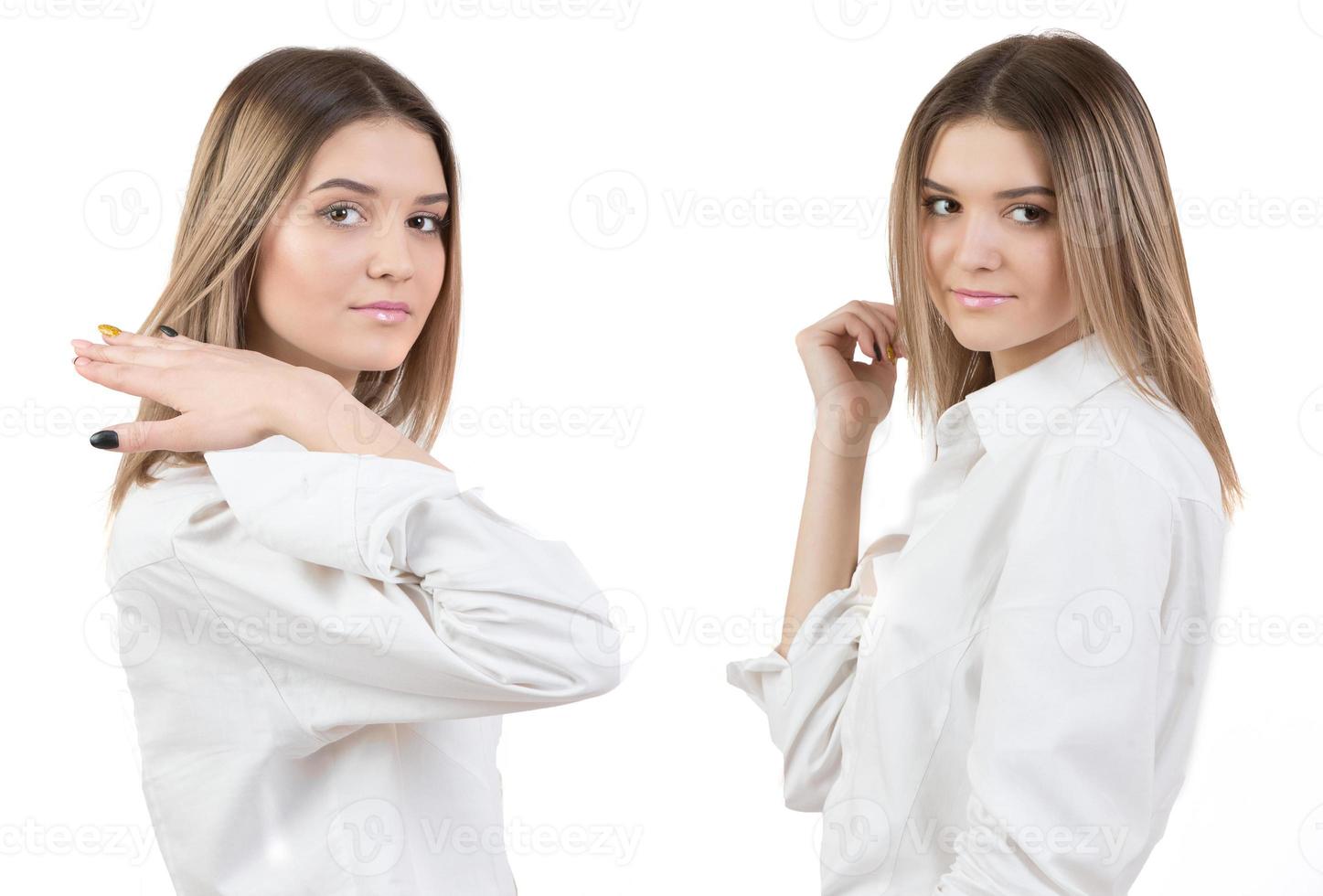 Due identico ragazze nel un' bianca camicetta. gemello sorelle su un' bianca sfondo. foto