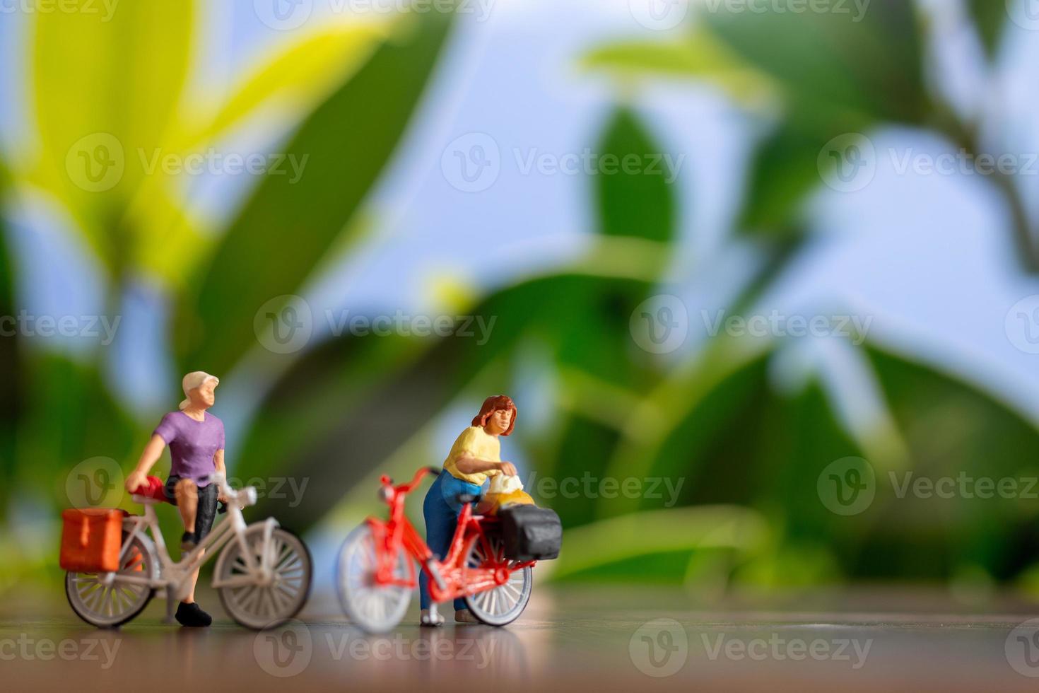 miniatura persone in piedi con bicicletta, mondo bicicletta giorno concetto foto