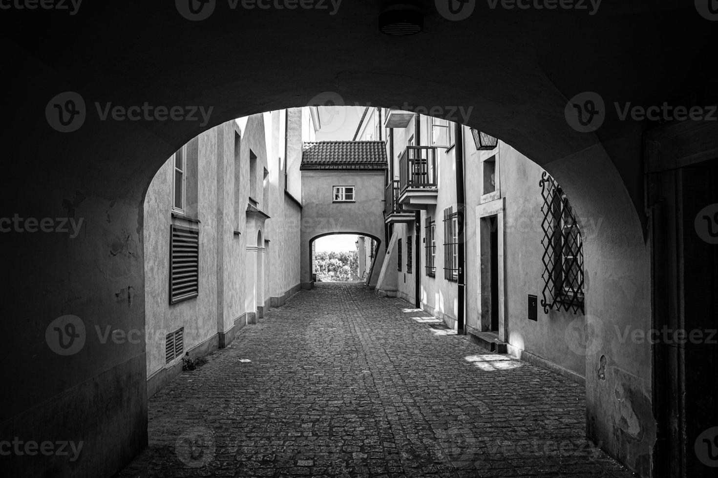 vecchio storico strada tra condominio case nel il vecchio cittadina di varsavia, Polonia su un' caldo estate giorno foto