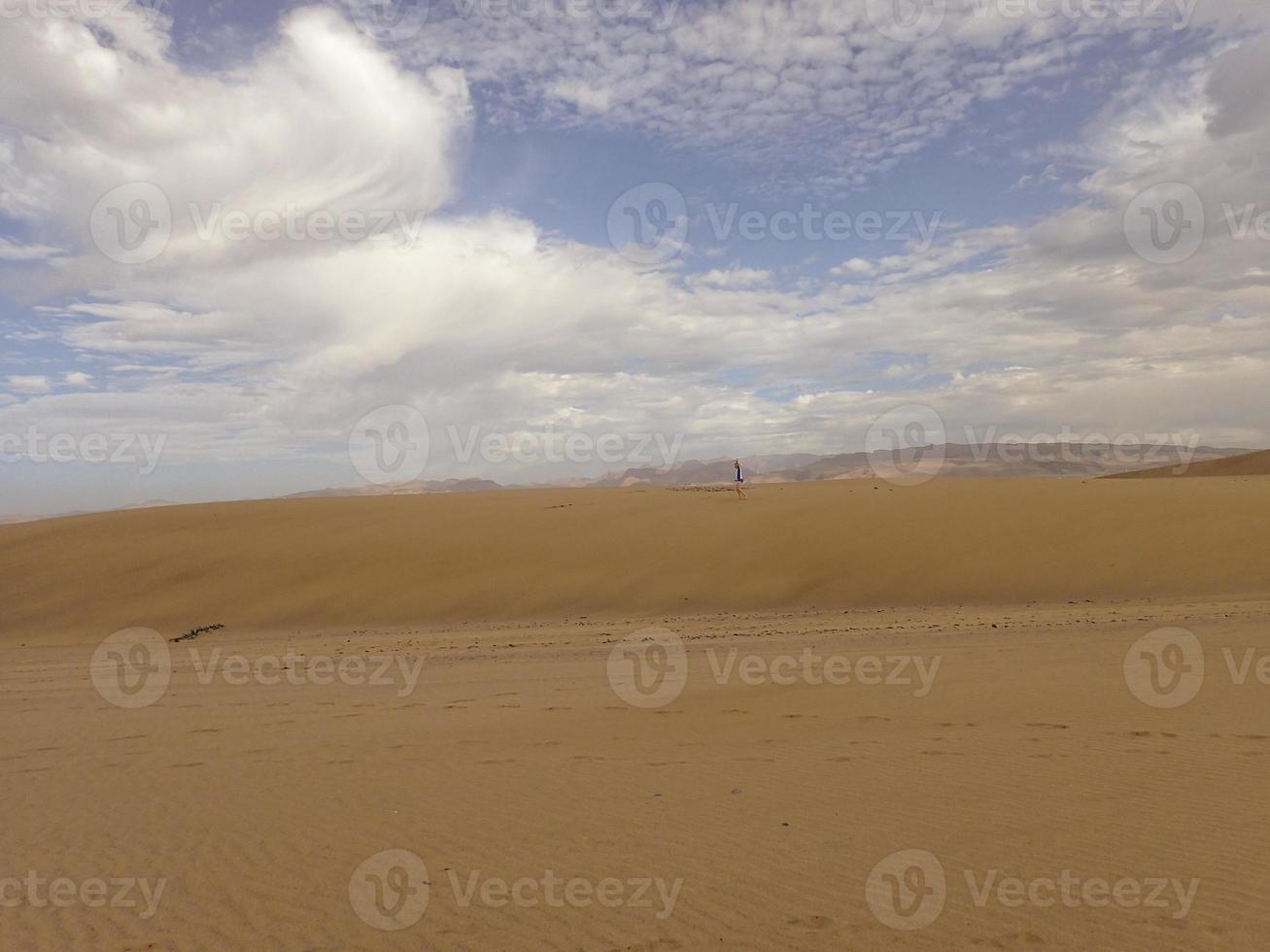 estate deserto paesaggio su un' caldo soleggiato giorno a partire dal maspalomas dune su il spagnolo isola di nonna canaria foto