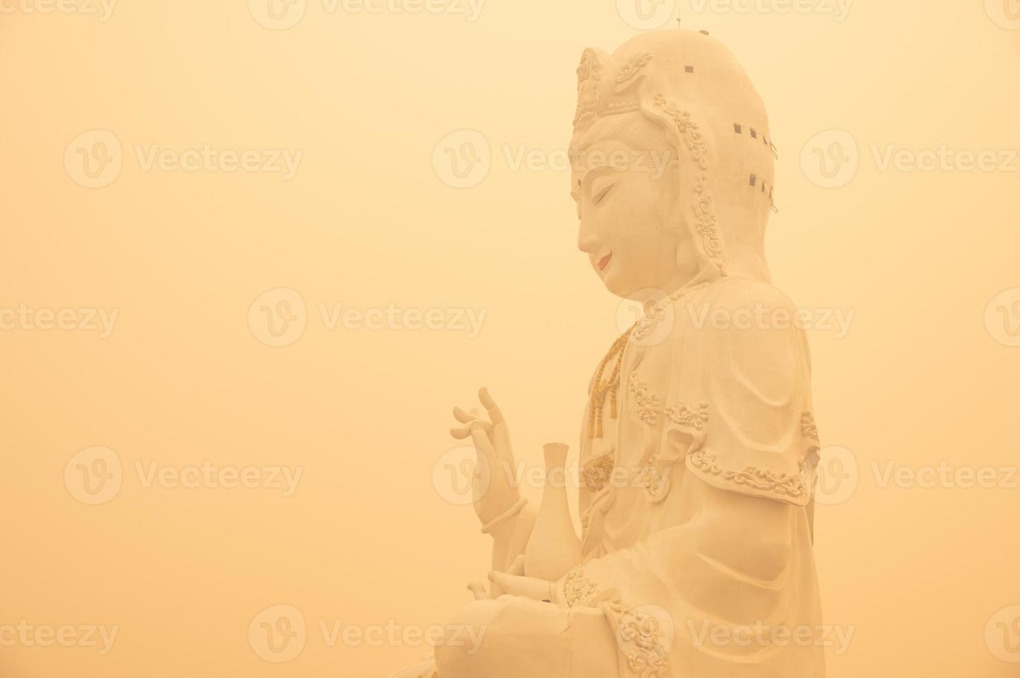 un iconico statua di guanyin collocato nel wat huay pla kang di chiang rai Provincia di Tailandia coperto con cattivo aria inquinamento. foto