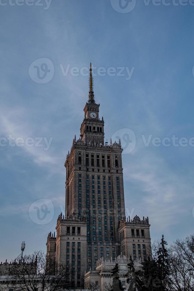 punto di riferimento di il palazzo di cultura nel varsavia nel Polonia contro il blu cielo sfondo foto