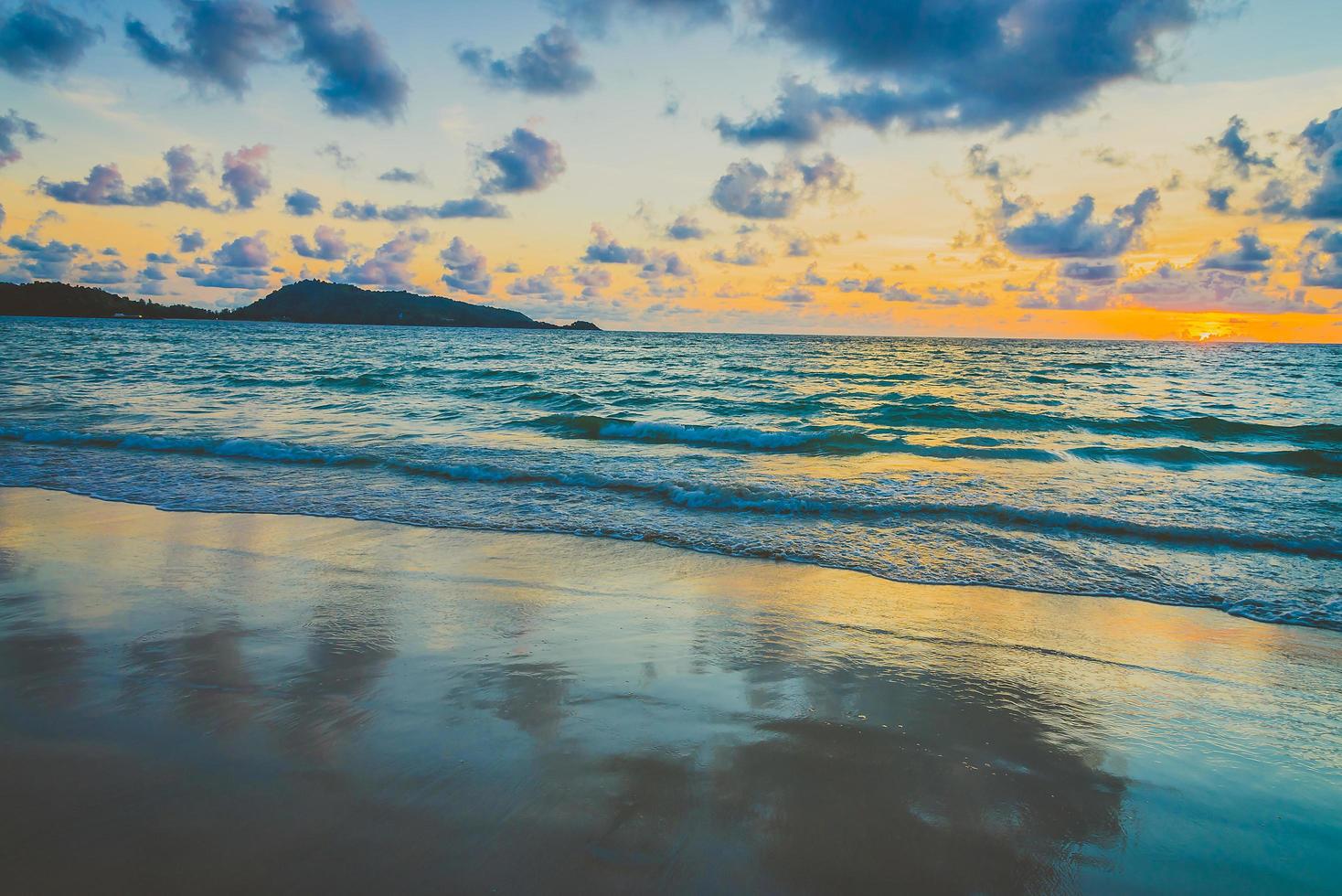 tramonto sulla spiaggia foto