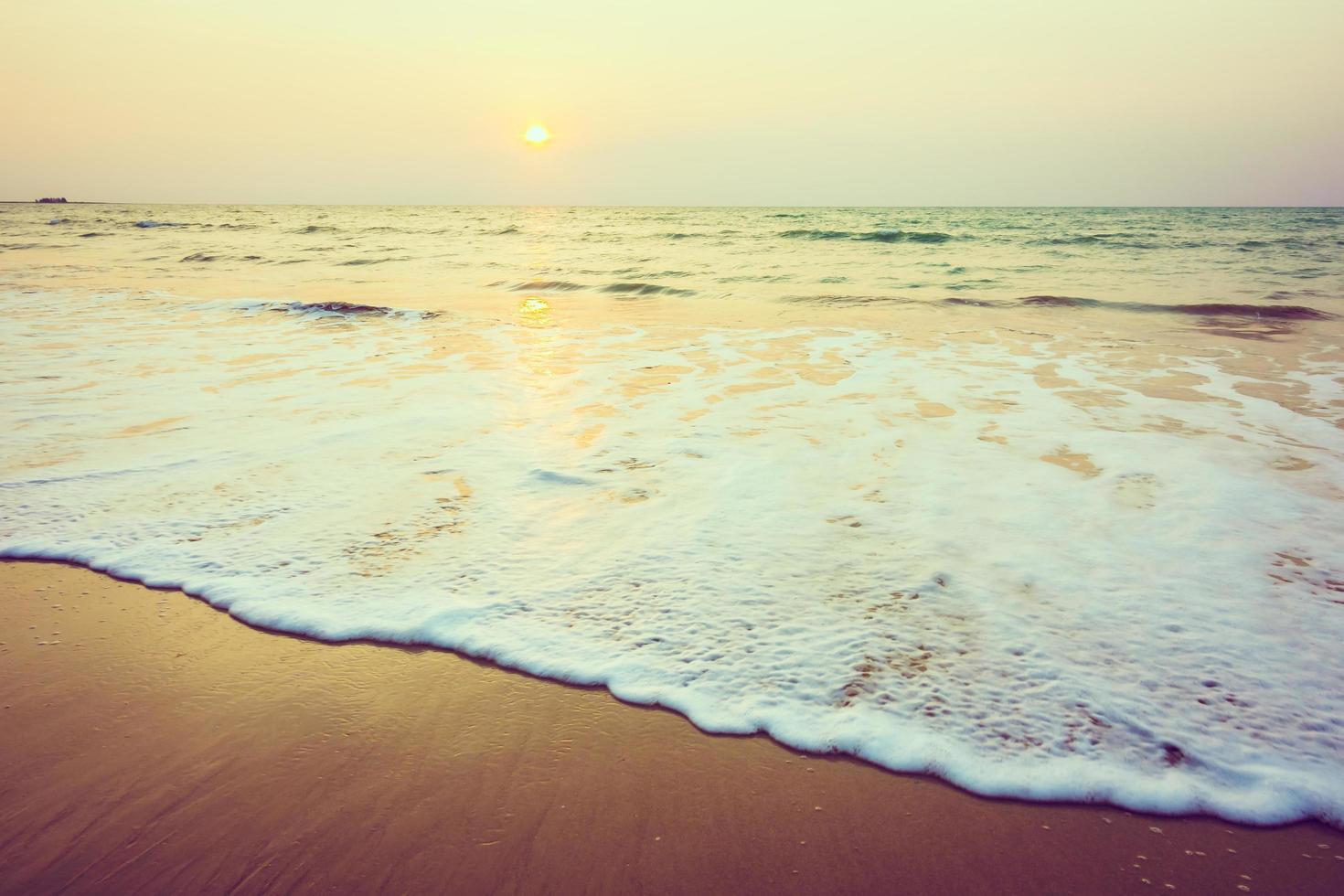 tramonto sulla spiaggia foto