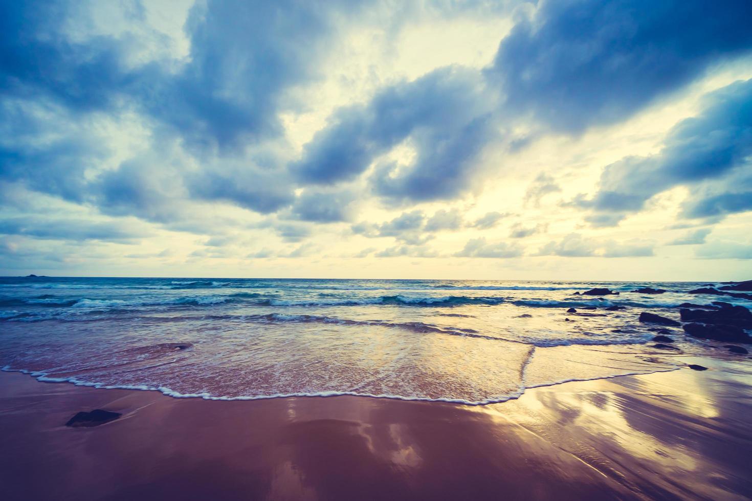 tramonto sulla spiaggia foto