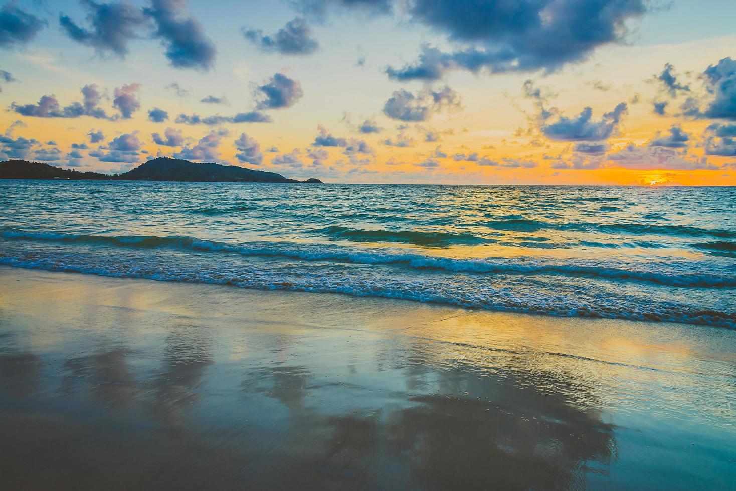 tramonto sulla spiaggia foto