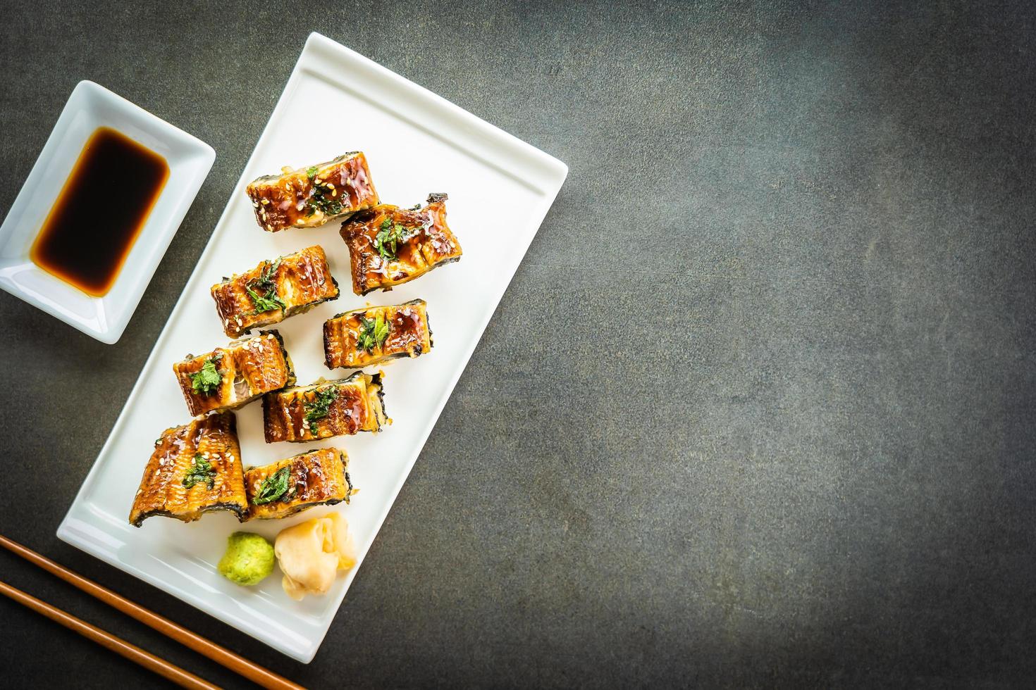 sushi maki roll di anguilla alla griglia o pesce unagi con salsa dolce foto