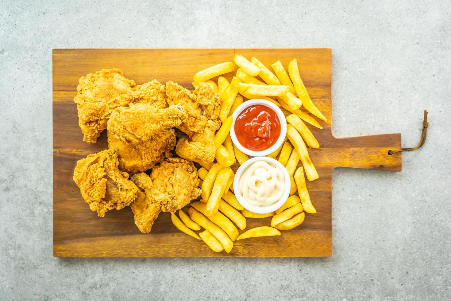 ali di pollo fritte con patatine fritte e salsa di pomodoro o ketchup e maionese foto