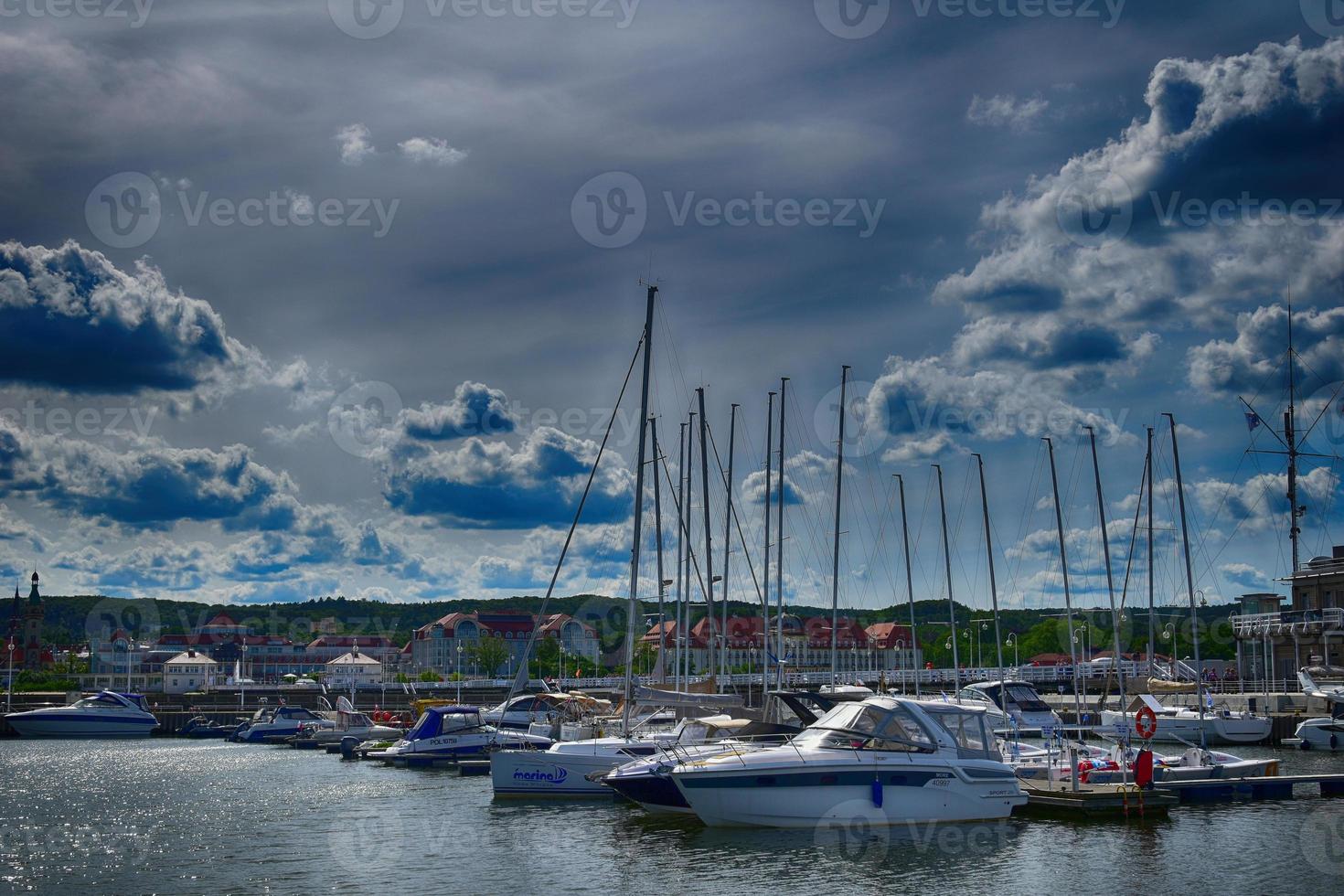 paesaggio con il porta di sopot nel Polonia e yachts su un' caldo primavera giorno, foto