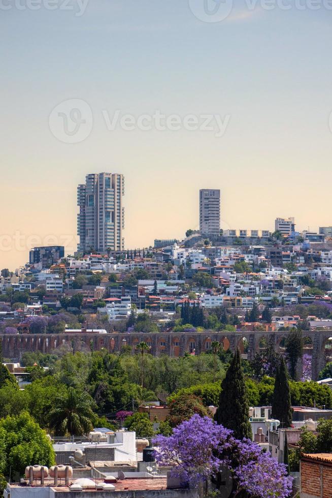 Visualizza di il città di queretaro Messico acquedotto con jacaranda albero foto