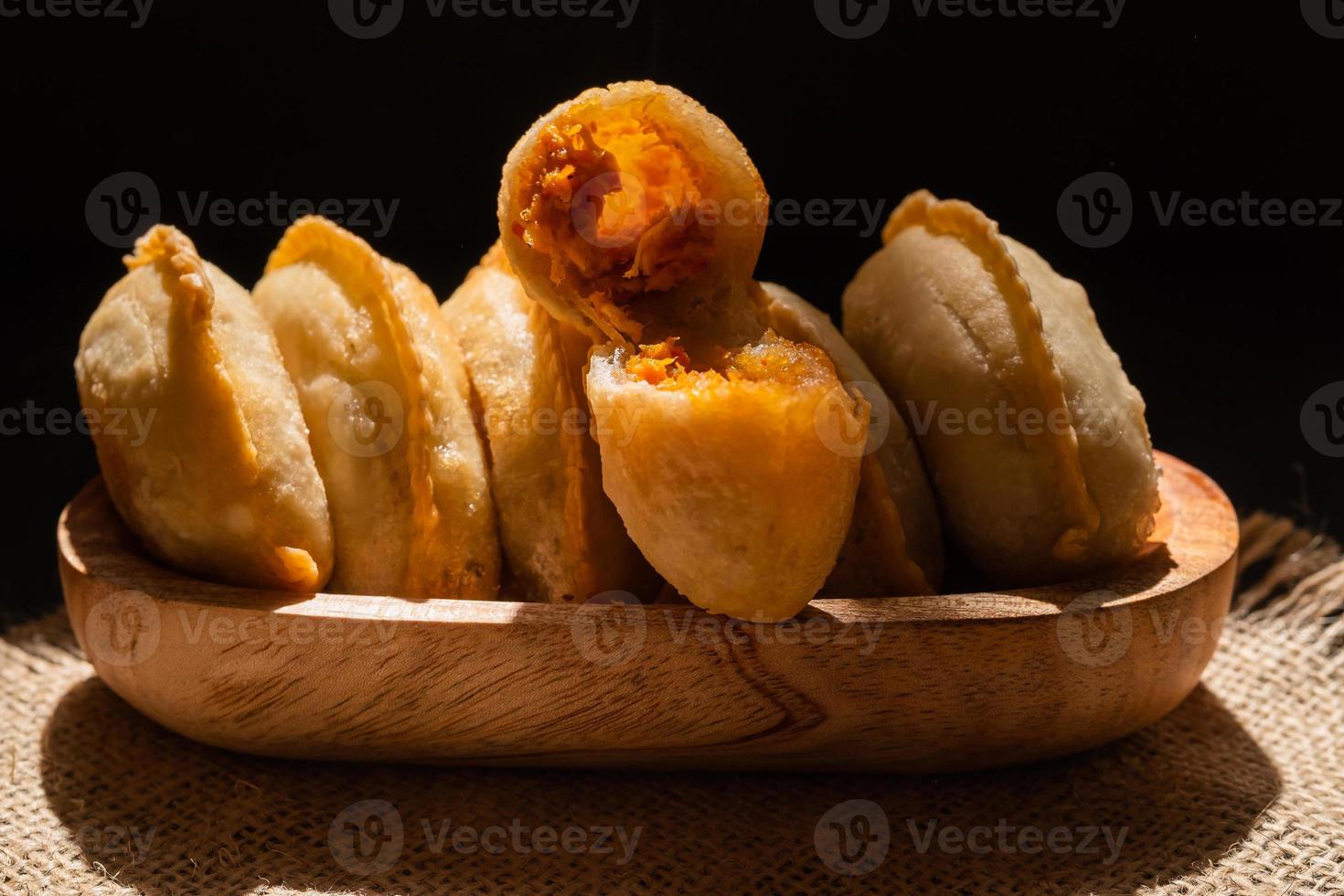 cireng con pollo Riempimento nel un' di legno ciotola. cireng è un' tradizionale ovest giavanese cibo fatto a partire dal tapioca Farina foto