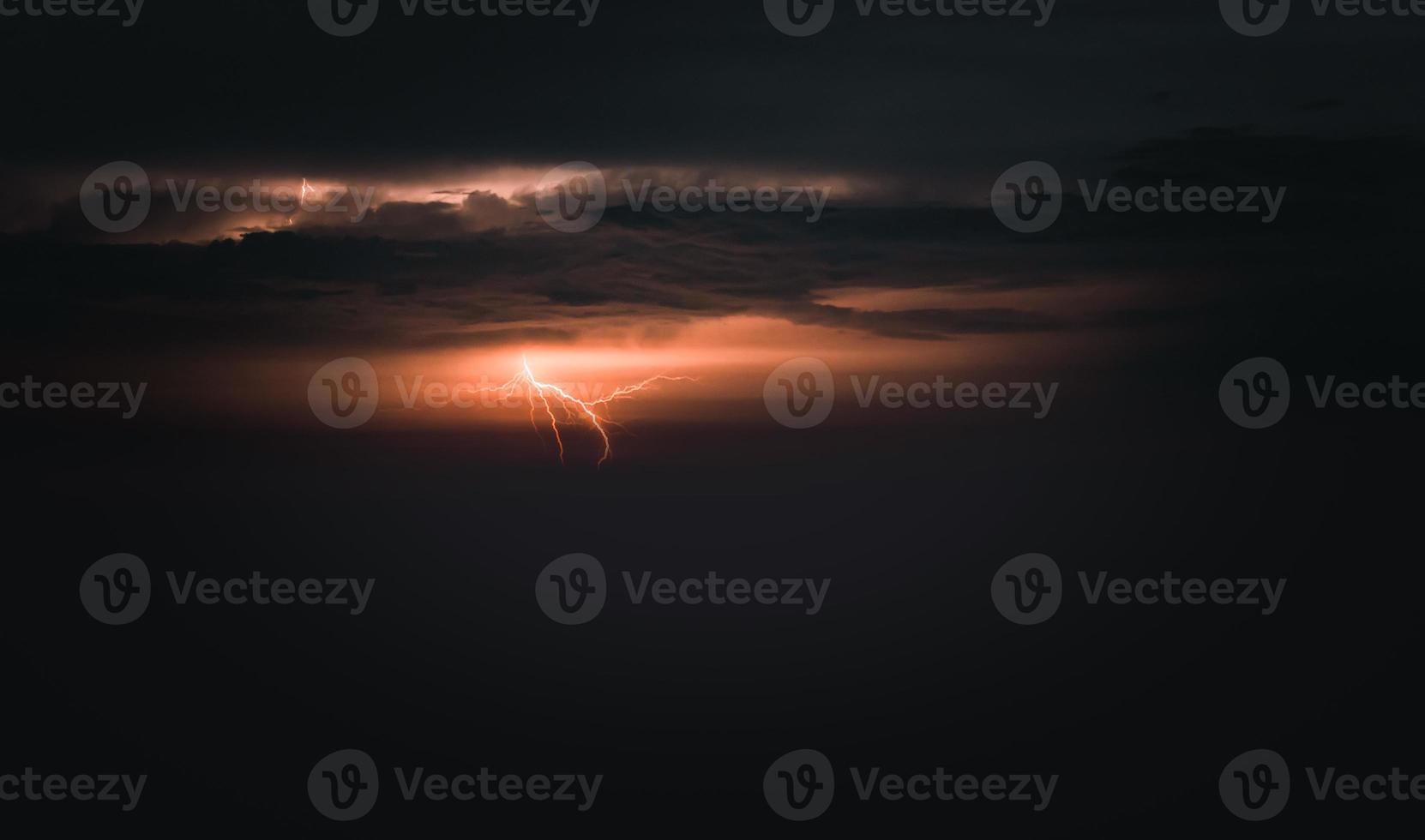 fulmine temporale veloce al di sopra di il notte cielo. concetto su argomento tempo atmosferico, cataclismi foto