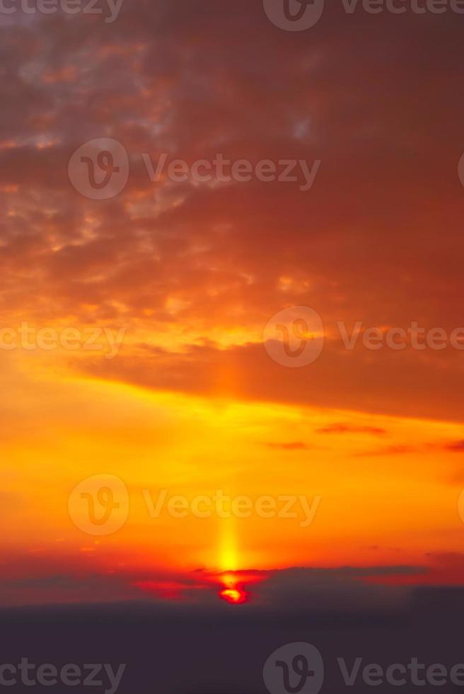 vero sorprendente panoramico Alba o tramonto cielo con dolce colorato nuvole. lungo panorama, Ritaglia esso foto