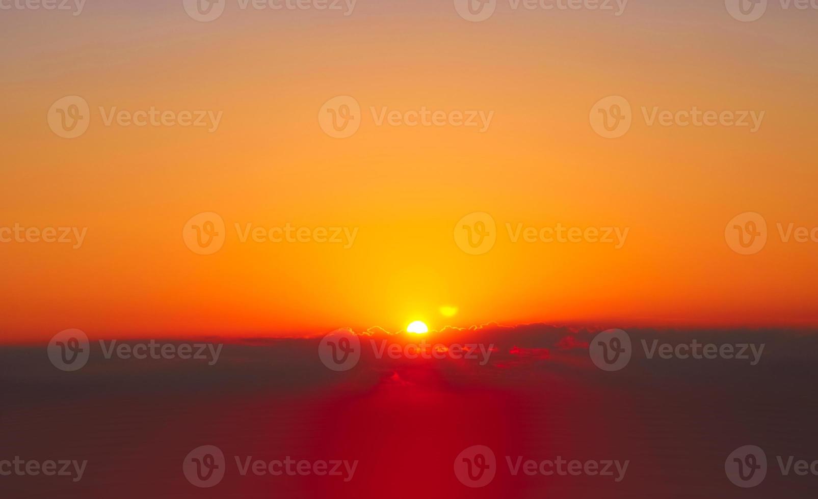 vero sorprendente panoramico Alba o tramonto cielo con dolce colorato nuvole. lungo panorama, Ritaglia esso foto