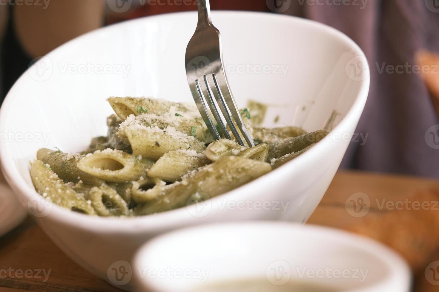 pasta al pesto in una ciotola bianca foto