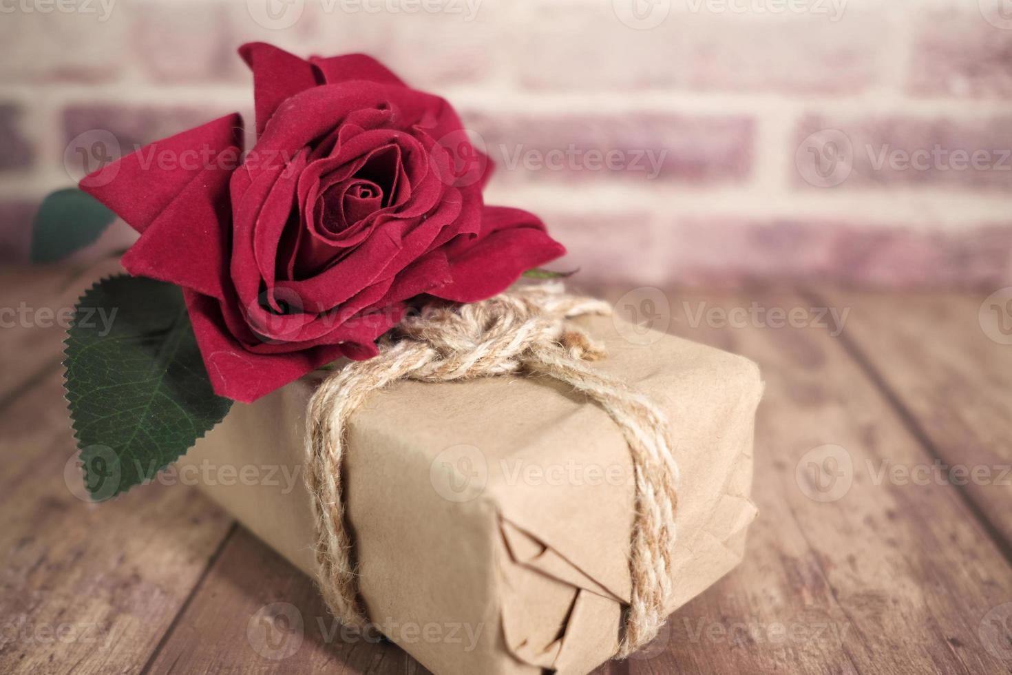 fiore rosa su una confezione regalo di carta marrone foto
