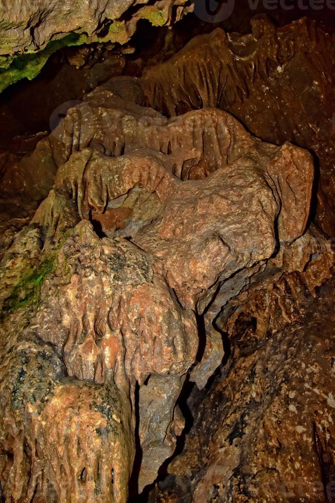 interessante originale grotta nel il Turco montagne con stalattiti e stalagmiti la creazione di il sfondo foto